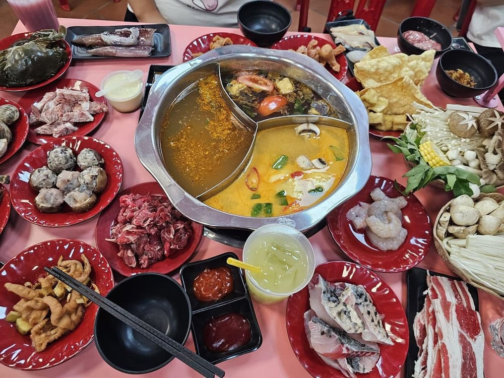 Khang buffet có mức giá phải chăng nhưng đa dạng các món nướng, lẩu để thực khách lựa chọn (Nguồn: Internet)